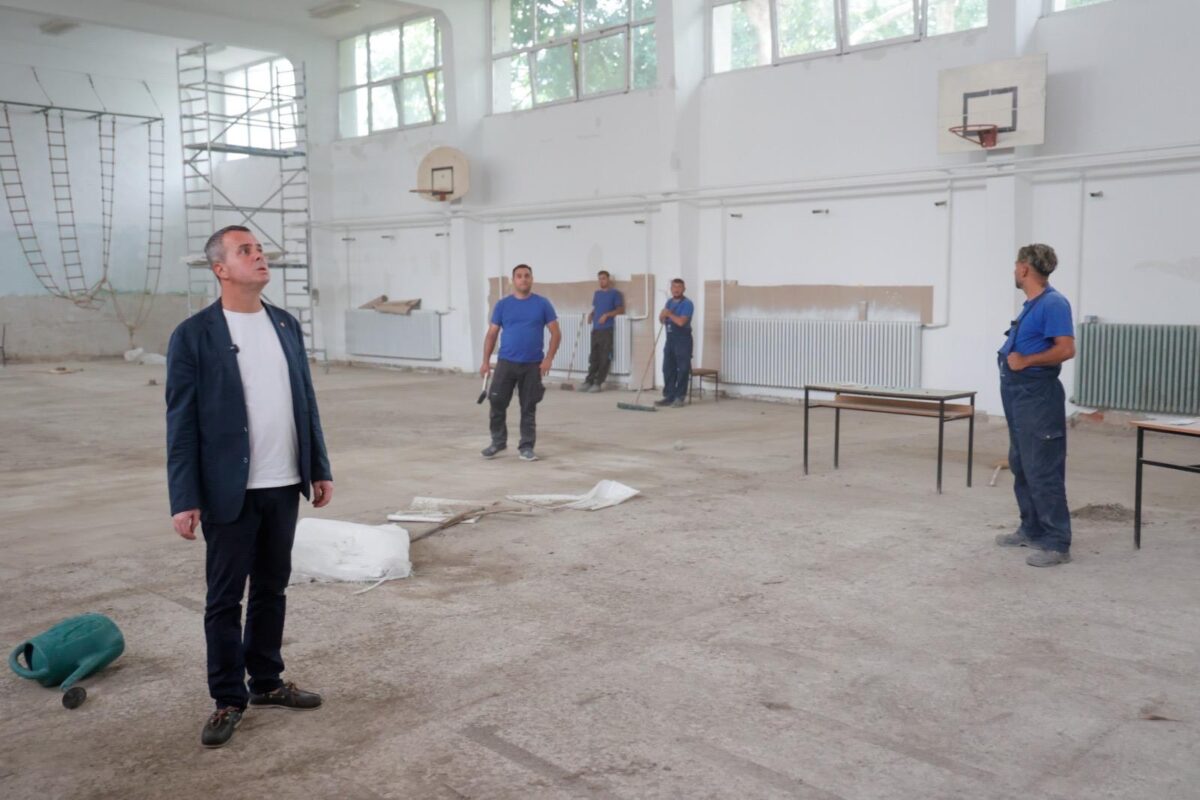 (Фото) Герасимовски изврши увид во училиштето Димитар Миладинов: Целосно ги реконструираме фискултурната и свечената сала