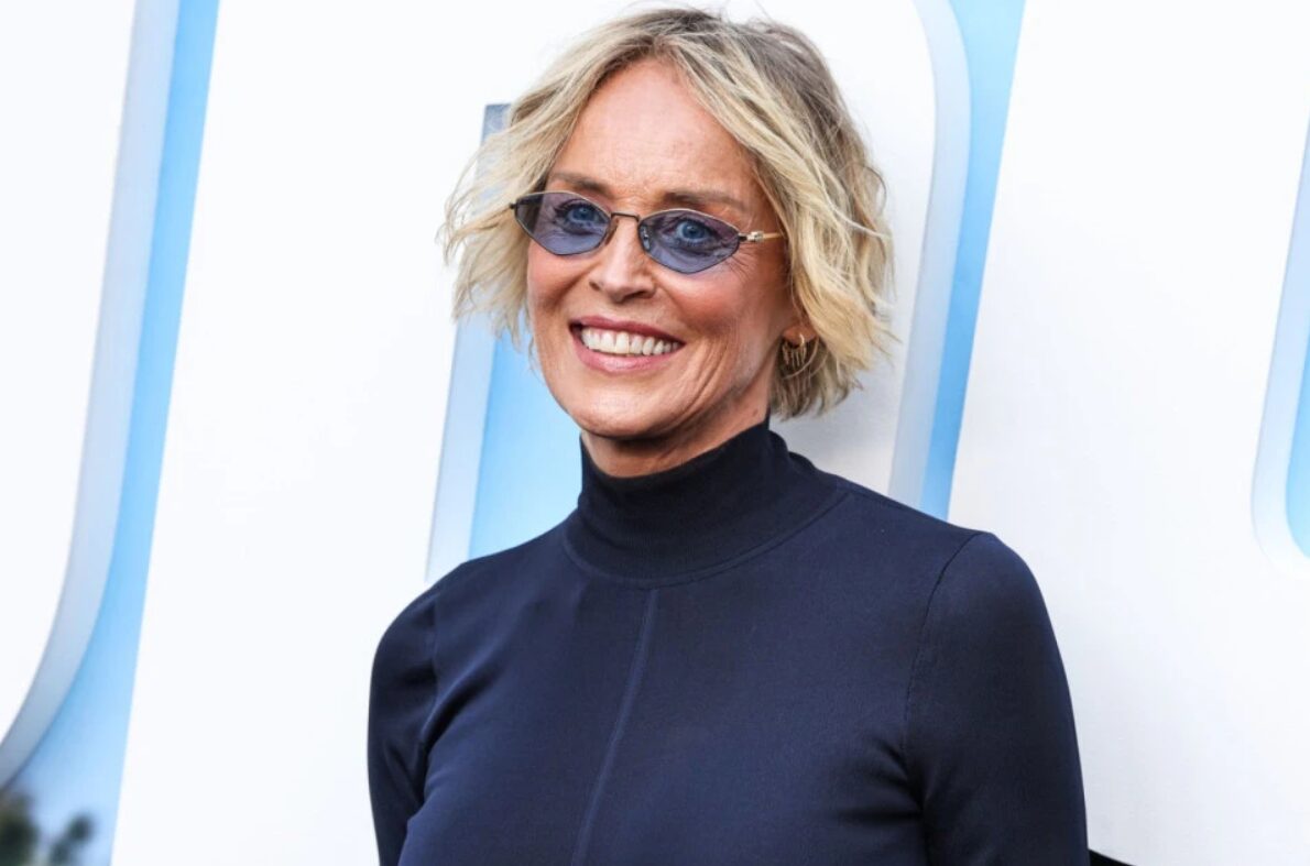 (Фото) Закопчана до грло, а сепак толку секси: изданието на Шерон Стоун заслужува аплауз