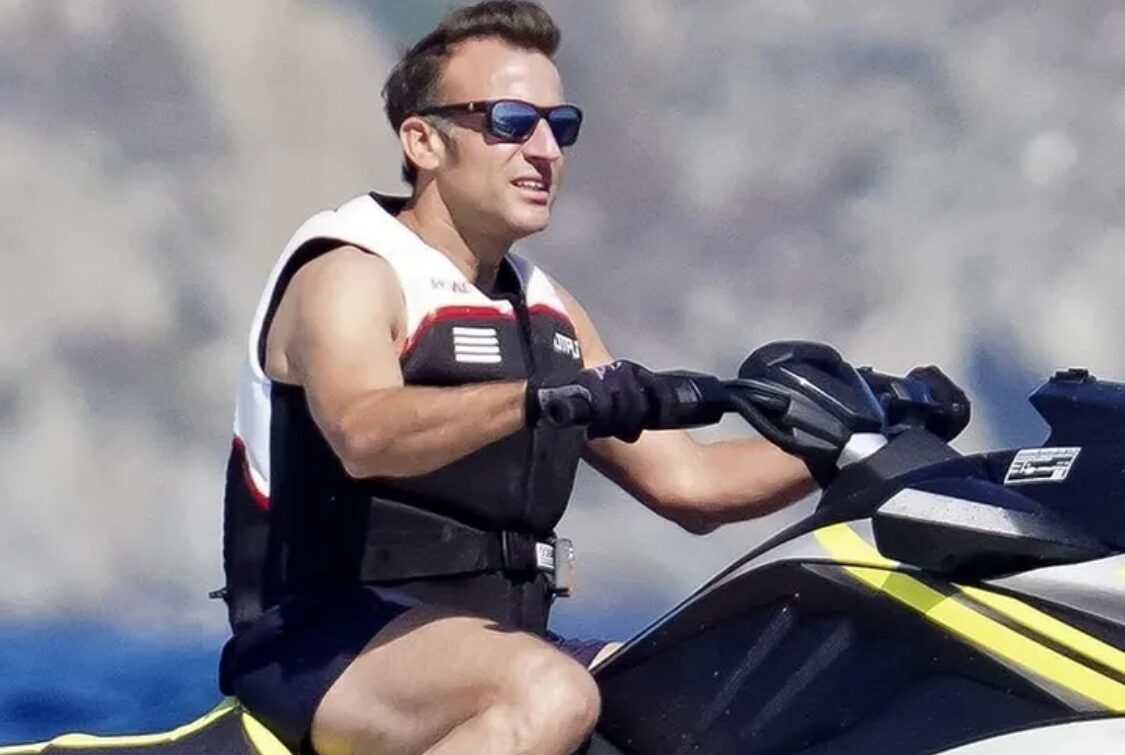 (Фото) Францускиот претседател Макрон ги покажа стомачните мускули