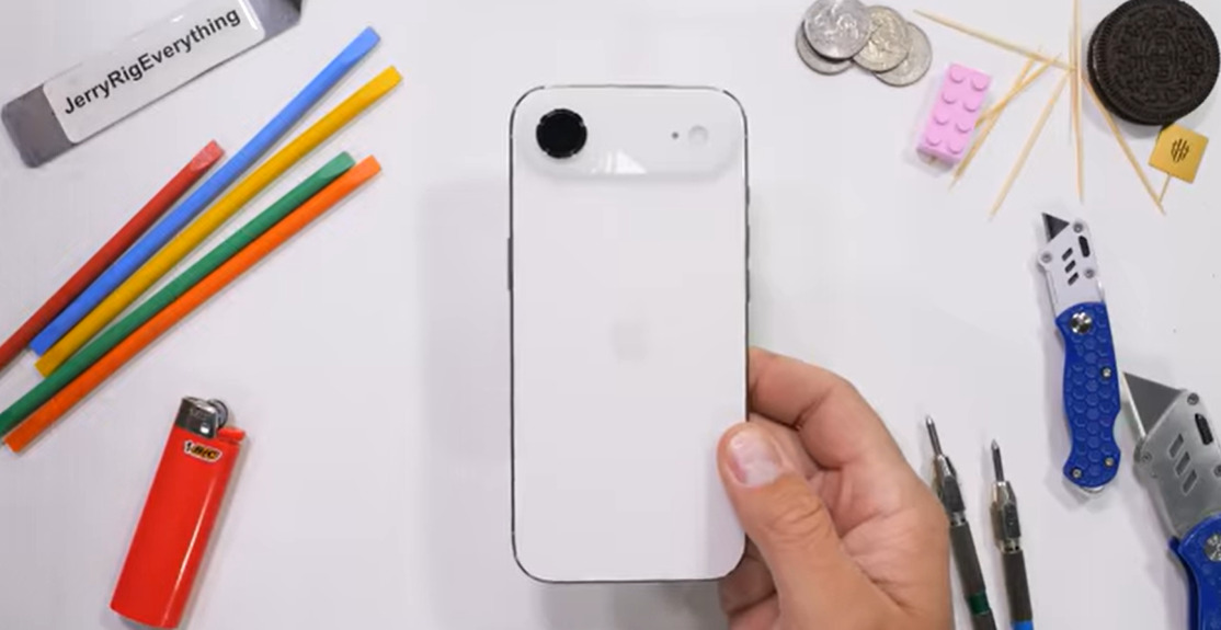 (ВИДЕО) iPhone Air на тест на издржливост: превиткуван, изгребан, преживеа сè