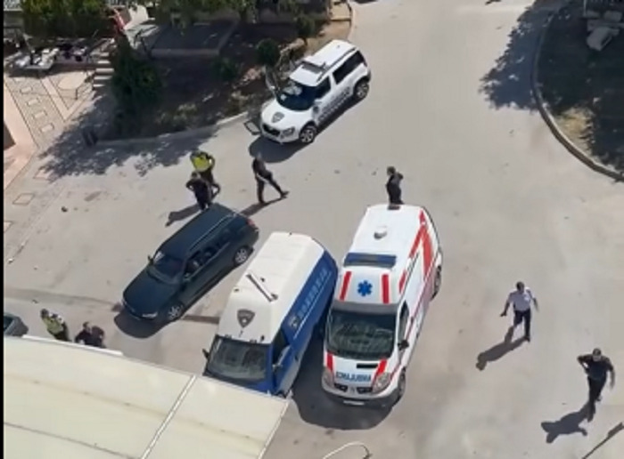 (Видео) 13 лица приведени по масовна тепачка пред Градската општа болница  во Прилеп