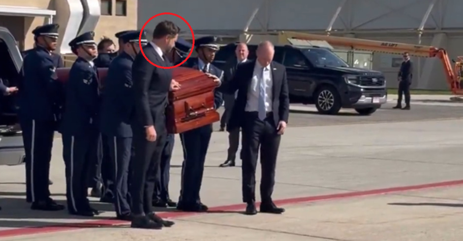 (Видео) Венс ја држеше раката на ковчегот на Кирк додека војниците го качуваа во авион