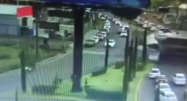 (Видео) Воз удри во автобус во Мексико Сити, најмалку осум мртви: објавена е снимка
