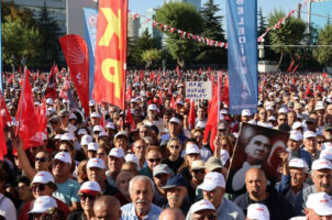 (Видео) Голем протест во Анкара: „Се случува државен удар против идниот претседател“