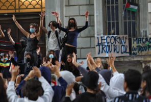 (Видео) Големи протести во Франција: властите стравуваат од немири, Париз под опсада