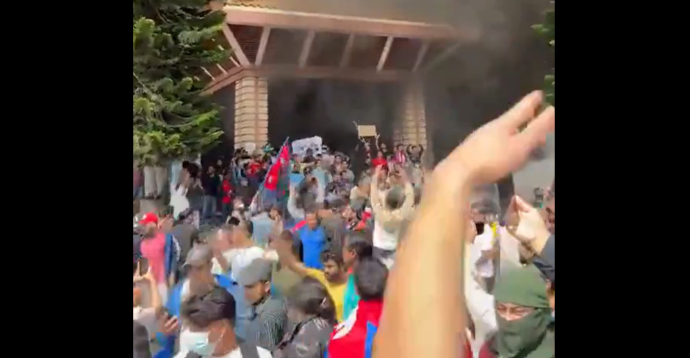 (Видео) Демонстранти упаднаа во парламентот во Непал, премиерот поднесе оставка, расте бројот на жртви