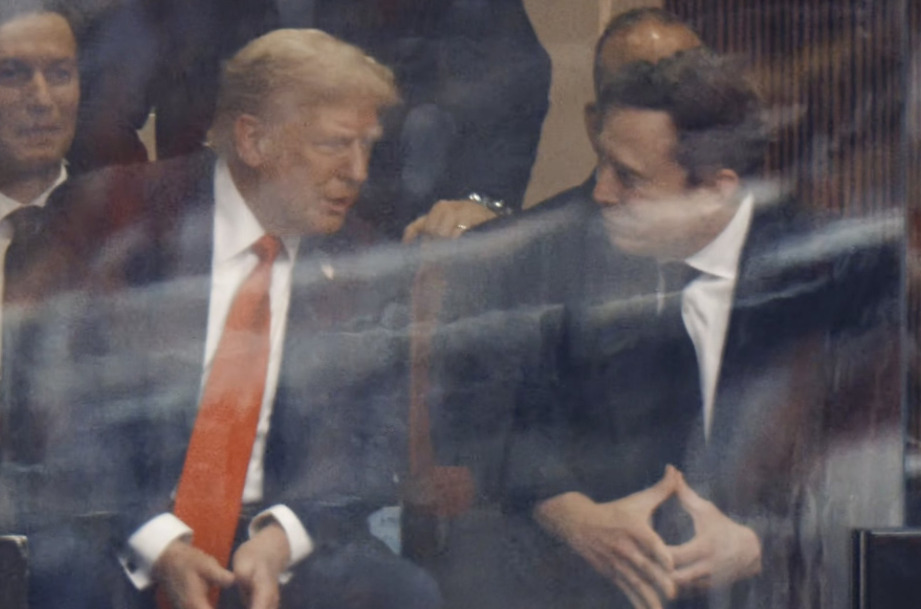 (Видео) Илон Маск на комеморацијата за Чарли Кирк седеше до Трамп