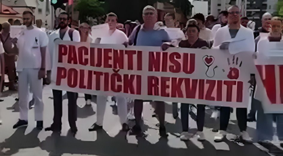 (Видео) Лекарите и студентите по медицина протестираат во Нови Сад: „Ние преврзуваме, вие претепувате“