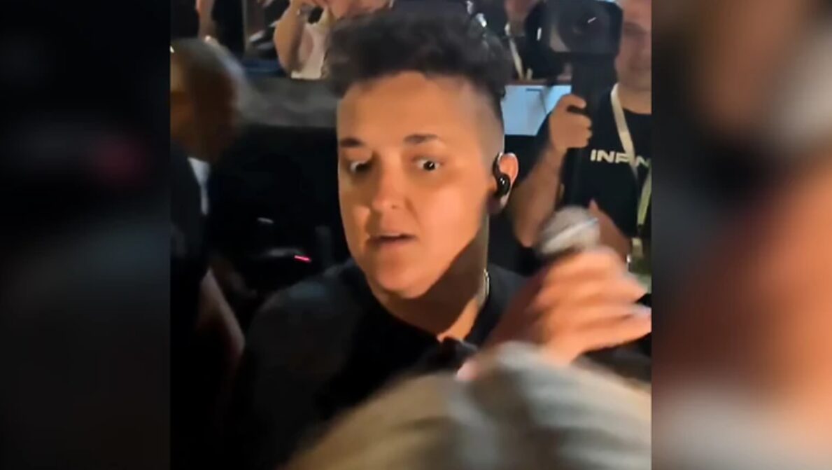 (Видео) Марија Шерифовиќ слезе меѓу публиката да пее, а една девојка се обиде да ѝ го земе микрофонот, пејачката изреагира