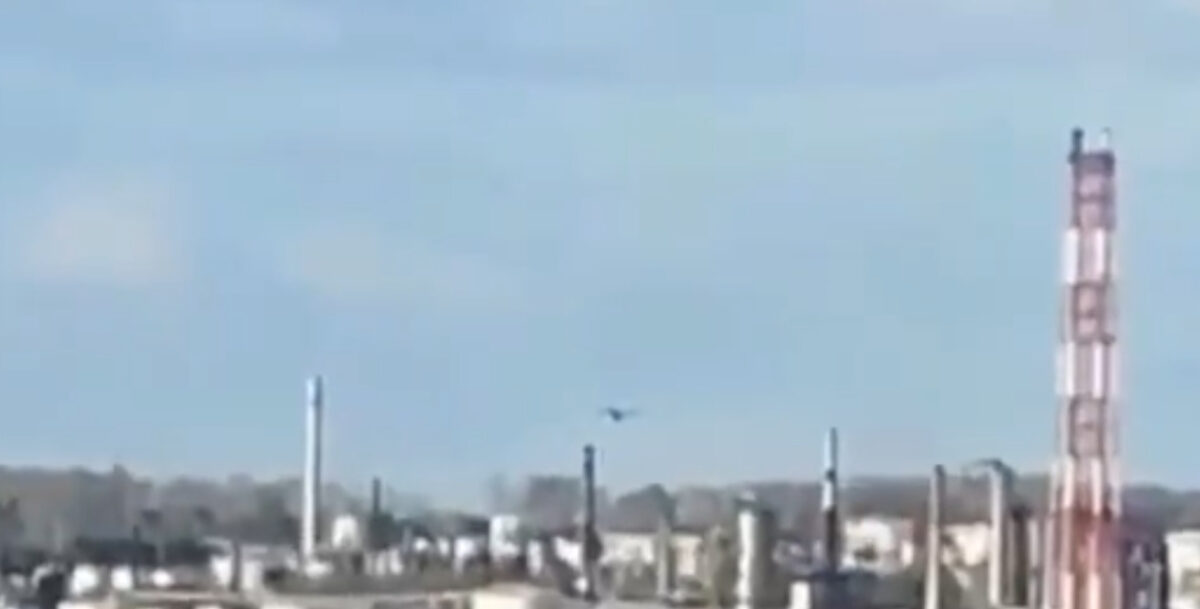 (Видео) Напад со дрон предизвика пожар во втората најголема рафинерија во Русија