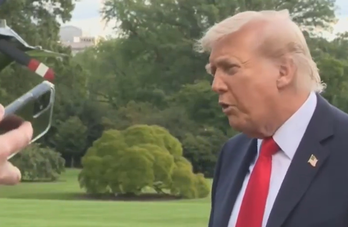 (Видео) Новинар: Како се справувате по смртта на Кирк? Трамп: Многу добро, градиме сала за бал