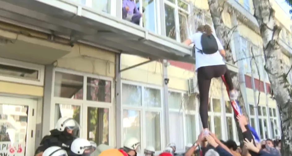 (Видео) Протести во Нови Сад: граѓаните се собираат, студентите влегуваат во факултетот низ прозорецот