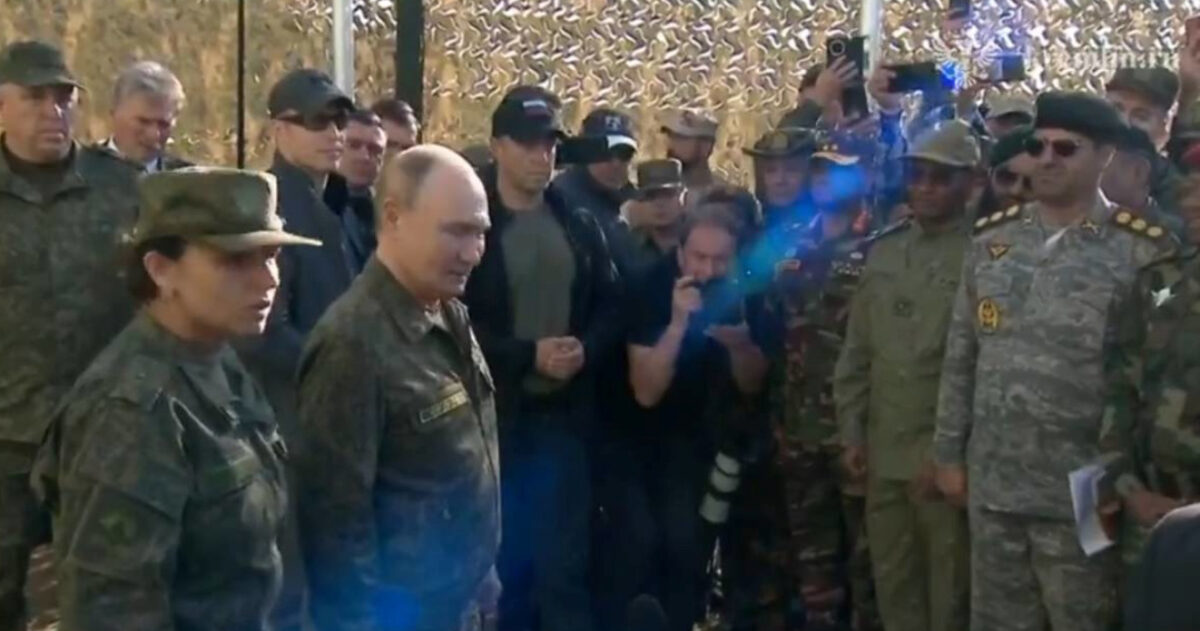 (Видео) Путин во униформа на огромна воена вежба на источната граница на НАТО