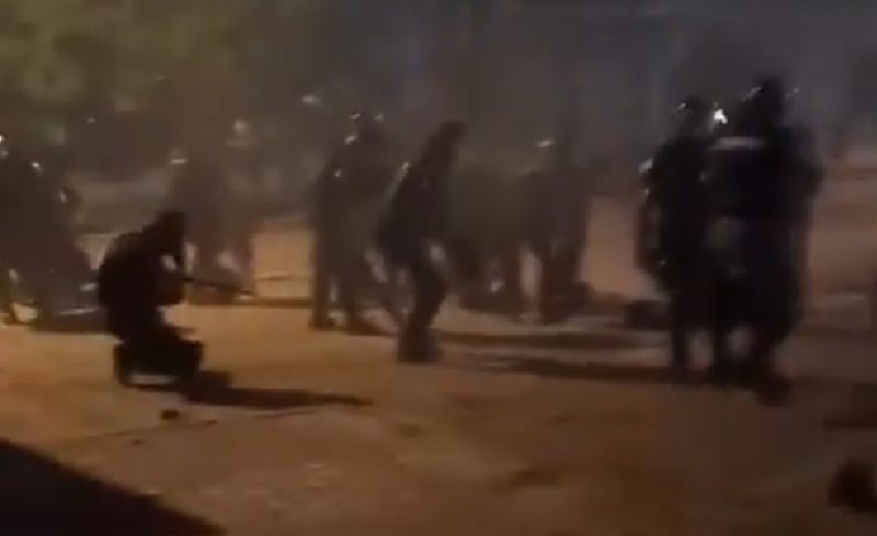 (Видео) Српските полицајците сакаа да ги растераат граѓаните, но самите паднаа на колена