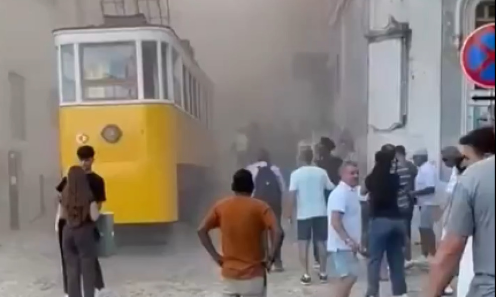 (Видео) Трагедија во Лисабон: популарната туристичка атракција, жичницата „Глорија“ излета од шините и се урна, има загинати