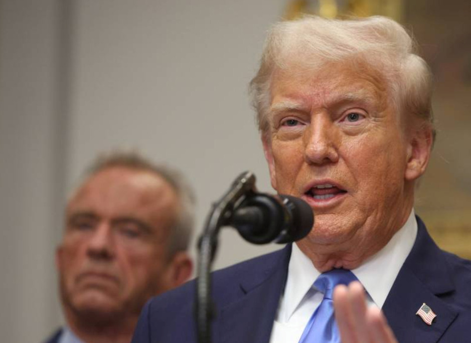 (Видео) Трамп ги поврзува парацетамолот, вакцините и аутизмот; Научници: Митови и опасни лаги