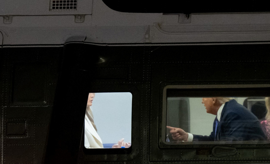 (Видео) Трамп и Меланија снимени во напнат дијалог: таа одмавнува со главата, тој го впери прстот