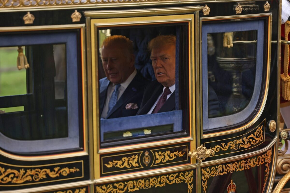 (Видео) Трамп пристигна во Велика Британија под најстроги безбедносни мерки и протести: се возеше во златна кочија