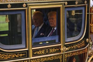 (Видео) Трамп пристигна во Велика Британија под најстроги безбедносни мерки и протести: се возеше во златна кочија
