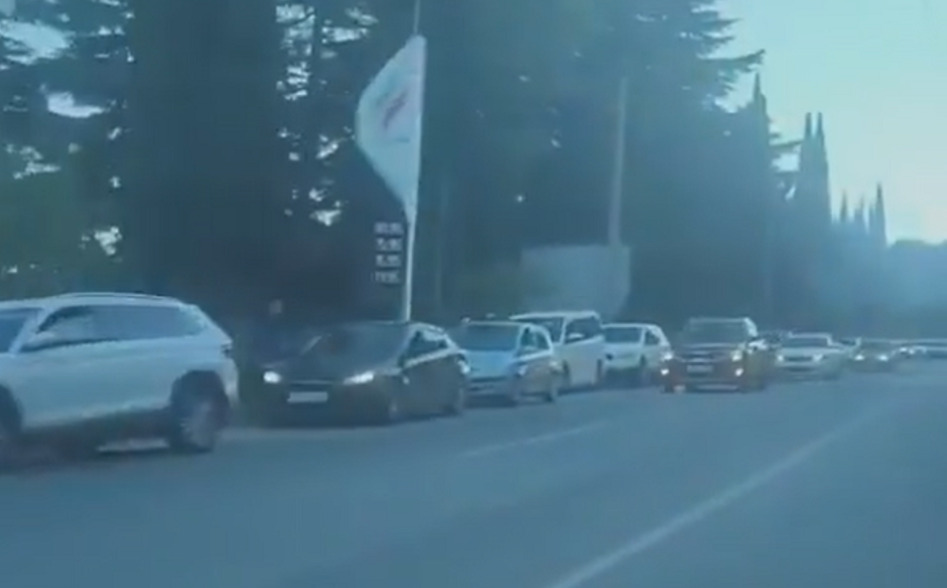 (Видео) Украинските напади даваат резултати: половина од бензинските пумпи на Крим останаа без бензин
