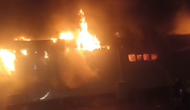 (Видео) Фабриката „Винчини“ во пламен, ангажирани пожарникари од повеќе градови