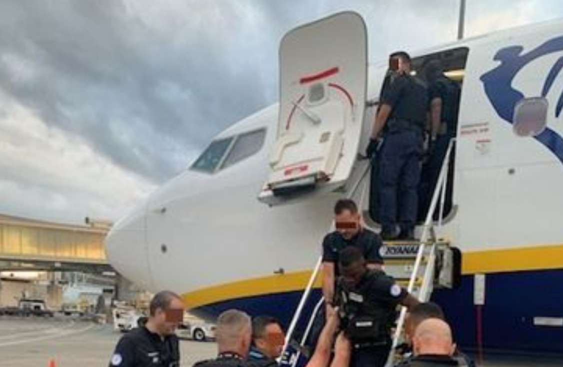 (Видео) Француската полиција извлече пијан патник од авион: „Тој започна општа тепачка“