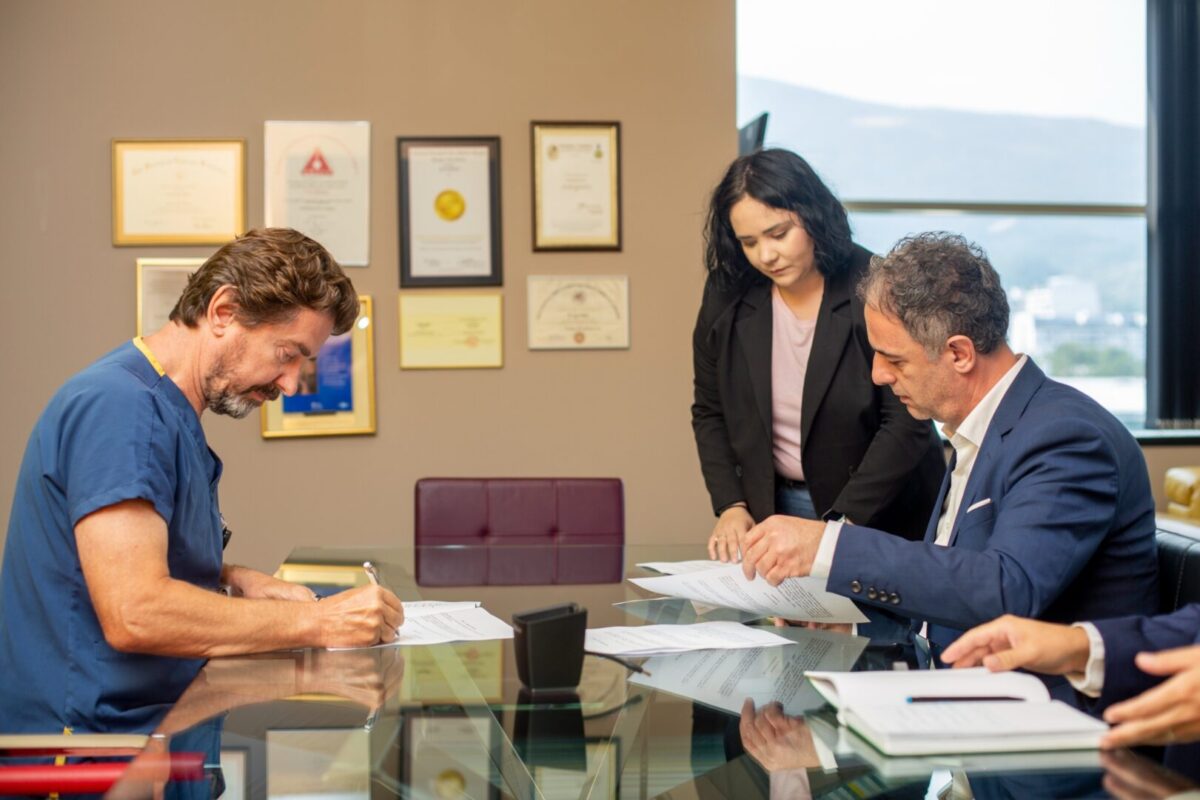 Врвниот потенцијал да се стави на располагање на пациентите: Алиу потпиша меморнадум за соработка со приватните здравствени установи