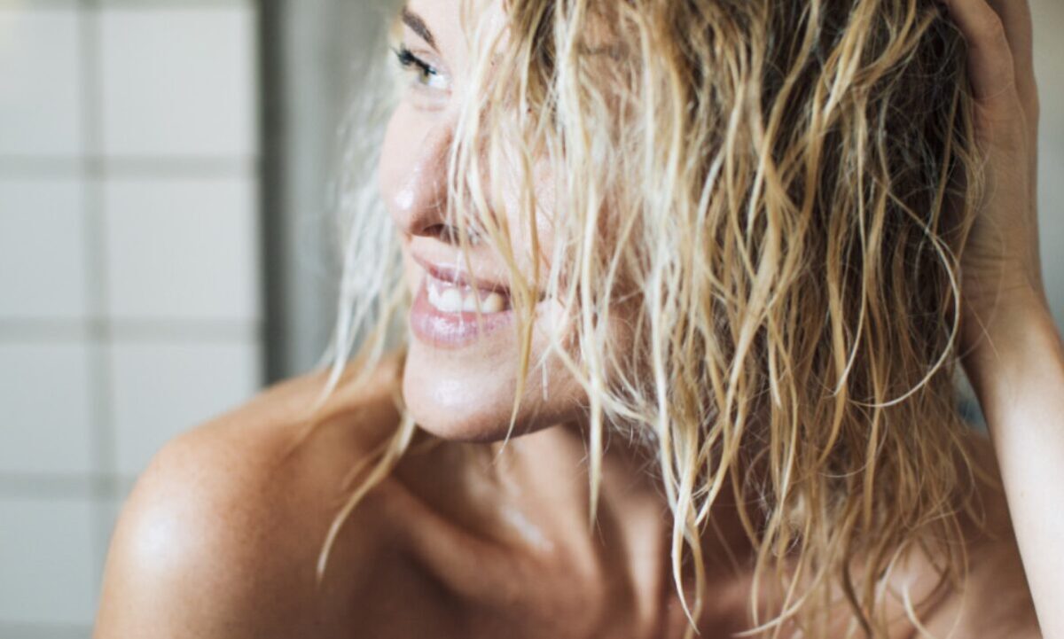 Дали ја миете косата секој ден: оваа навика може да направи повеќе штета отколку корист