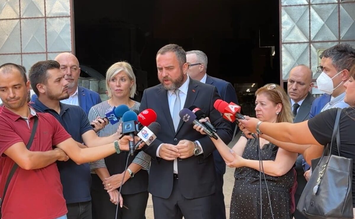 За да нема чадење од „Вардариште“, треба да се најде пристоен дом за над 200 луѓе што живеат среде депонијата, а некои од нив потпалуваат, вели Тошковски
