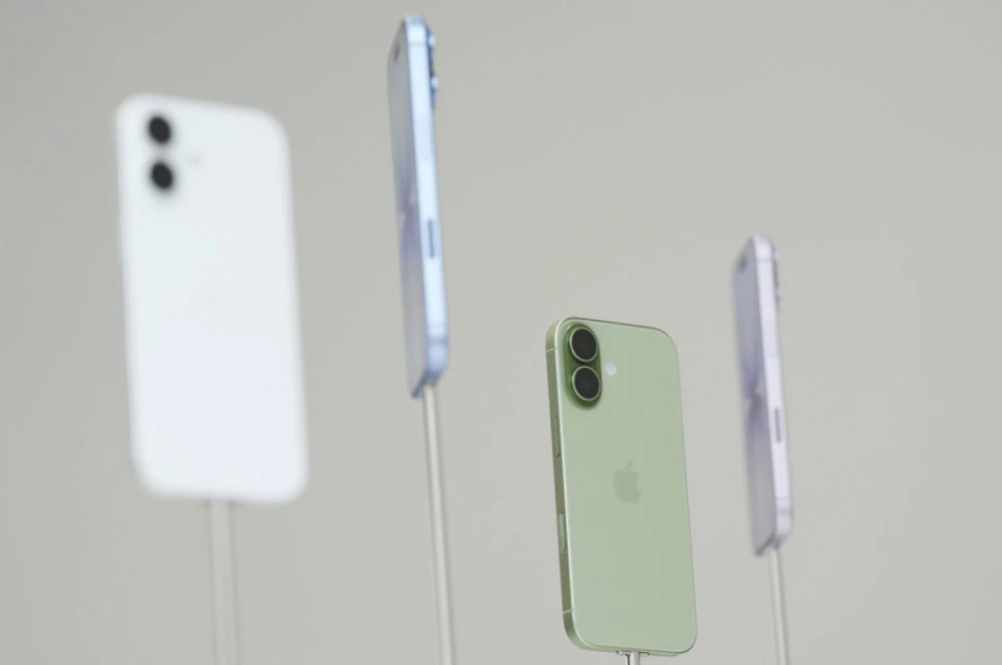 Кинезите побрзаа да купат iPhone 17: Претпродажбата ги сруши сите рекорди