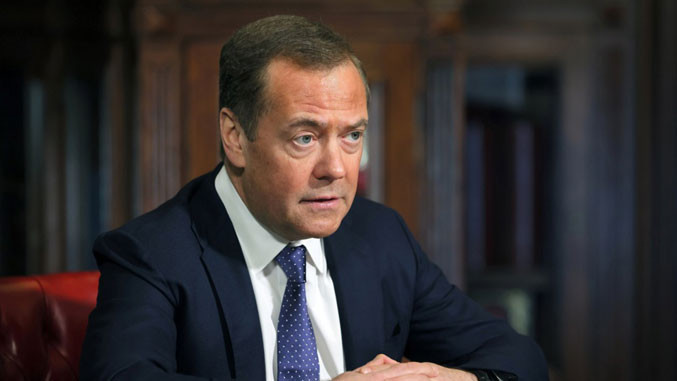 Медведев: „Зеленски е наркоман и изрод“