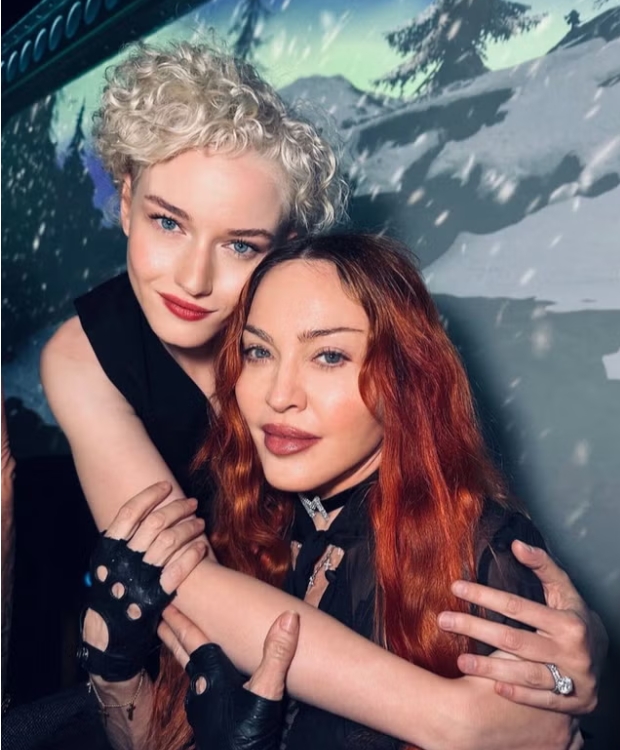 Оживеа проектот за биографскиот филм на Мадона, откри актерката Џулија Гарнер која ќе ја глуми музичката икона