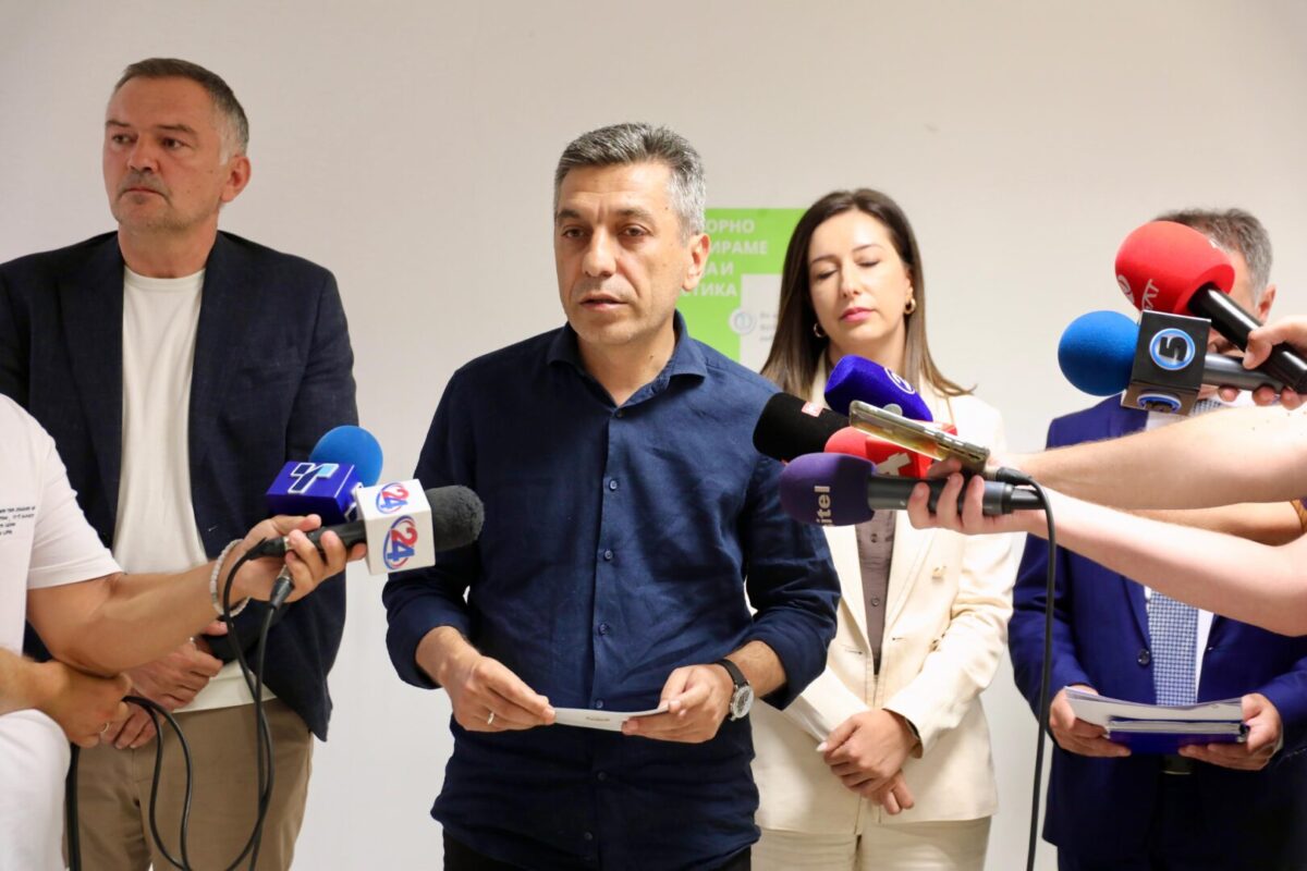 Опожареното место е затрупано со песок за да се спречи понатамошно тлеење на опасни материи, состојбата во Трубарево е под целосна контрола, уверуваат надлежните