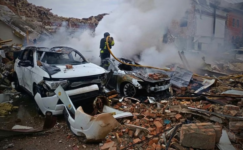 Повеќе од 40 повредени во масовниот руски напад врз Киев, меѓу оние кои починаа има и дете