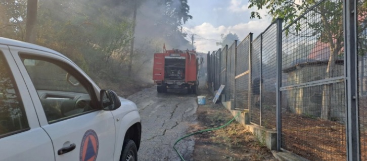 Полициски хеликоптер и два ер трактори се борат со пожарот кај Раштак