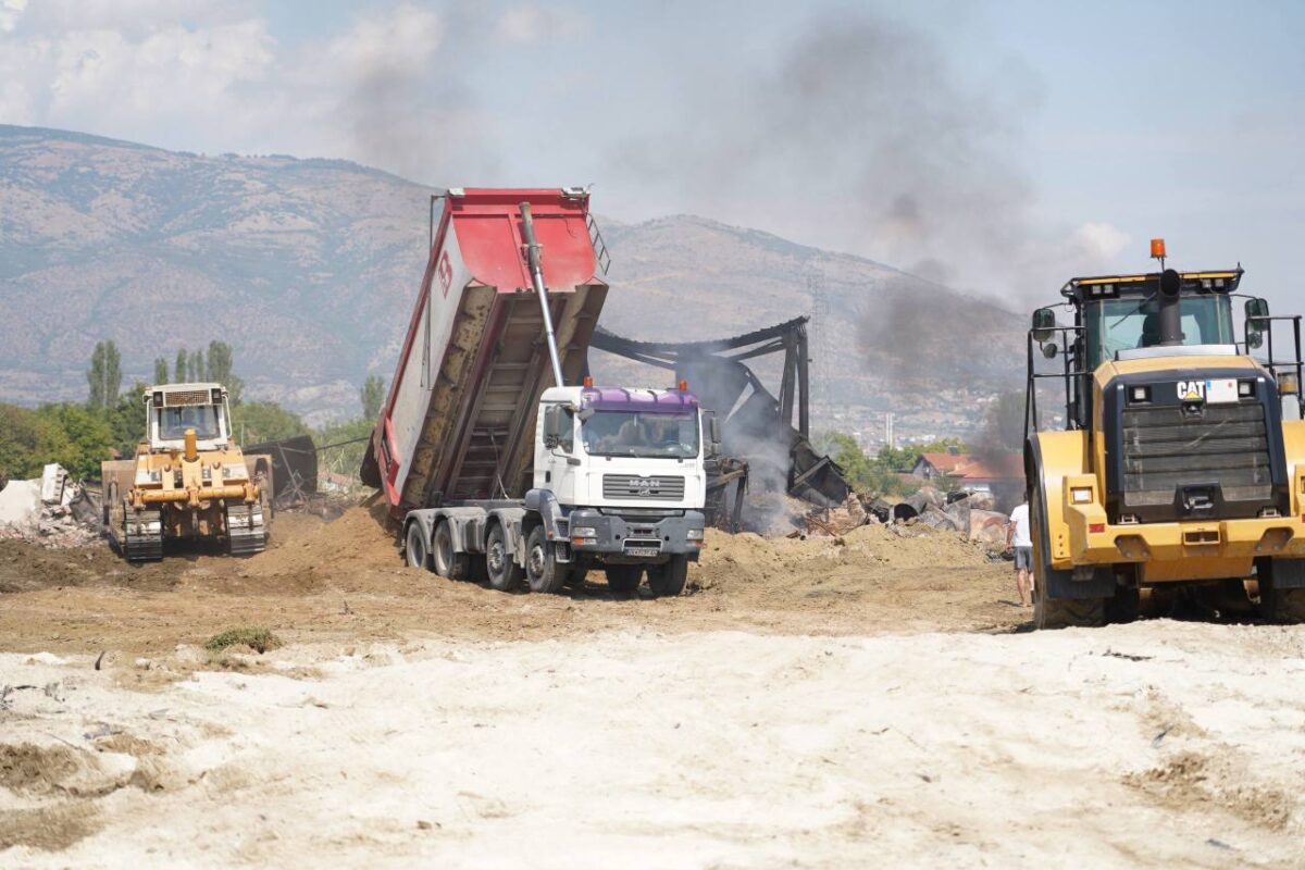 Се користи специјална пена врз песокта за да се доизгасне чадењето во Трубарево