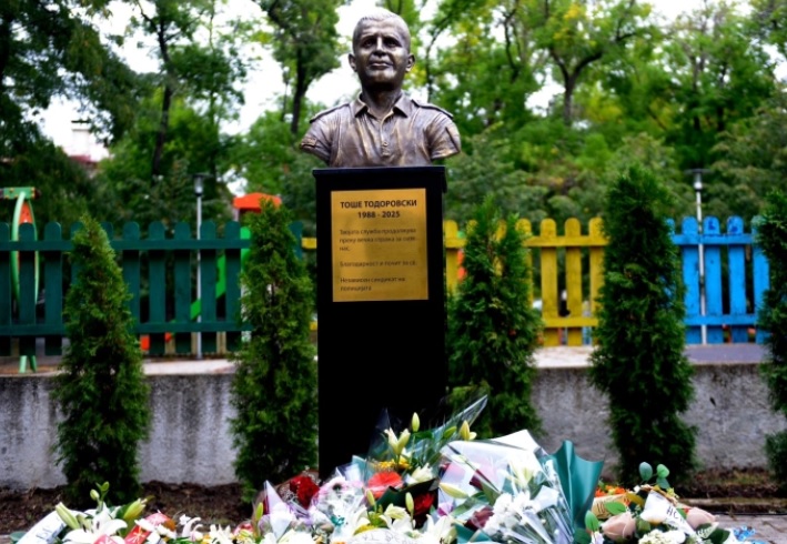 Со порака дека хероите живеат вечно откриена беше спомен бистата на полицаецот кој загина во дискотеката „Пулс“