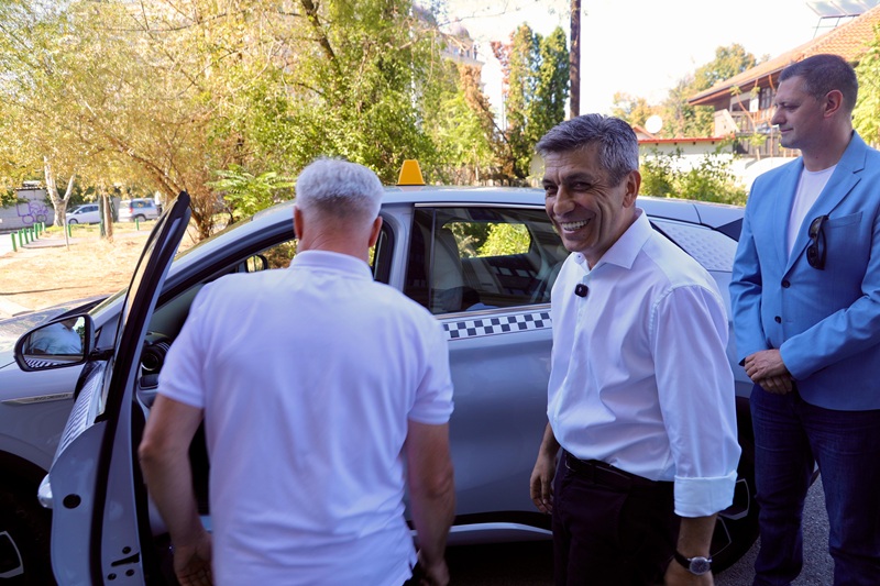 Таксистите добиваат 200 електрични возила, Меџити го претстави проектот кој ќе го чисти воздухот