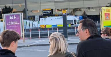 Терминал на лондонскиот Хитроу евакуиран поради „опасни материјали“