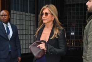 (Фото) Џенифер Анистон прошета по улиците на Њујорк во модна комбинација која привлече многу внимание