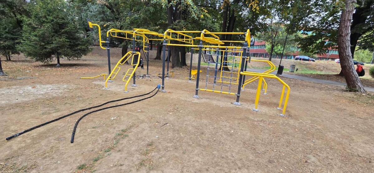 (Фото) Вандали ја уништија новата теретана во Паркот на франкофонијата, боксерската вреќа е исчена