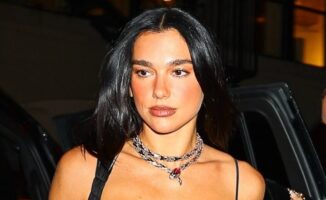 (Фото) Дуа Липа најдобро знае како да привлече внимание, овојпат во провокативен фустан со реси