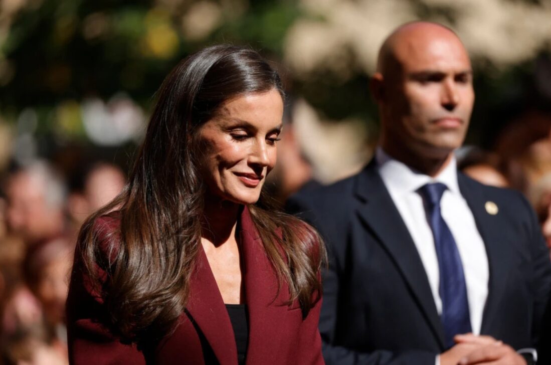 (Фото) Есенската магија на најубавата кралица: повторно мами воздишки