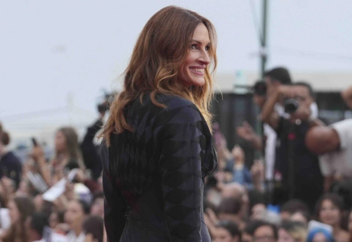 (Фото) Жената со најубавата насмевка може да облече што сака