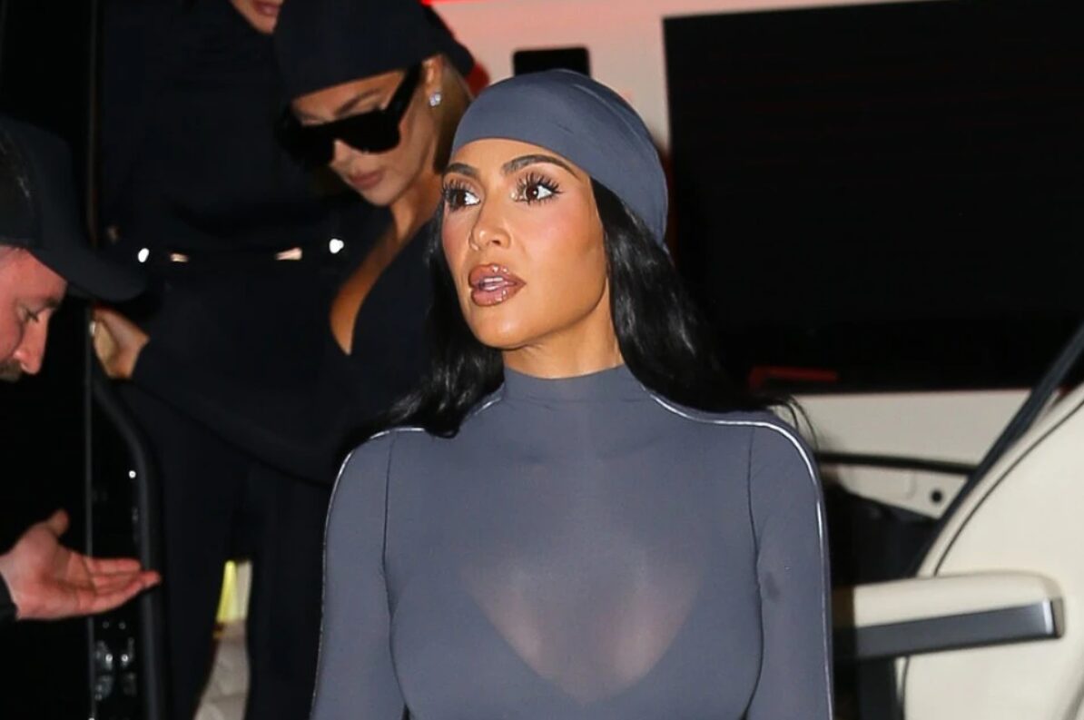(Фото) Ким Кардашијан во проѕирен тесен сив комбинезон: луѓето се прашуваат како воопшто го облекла