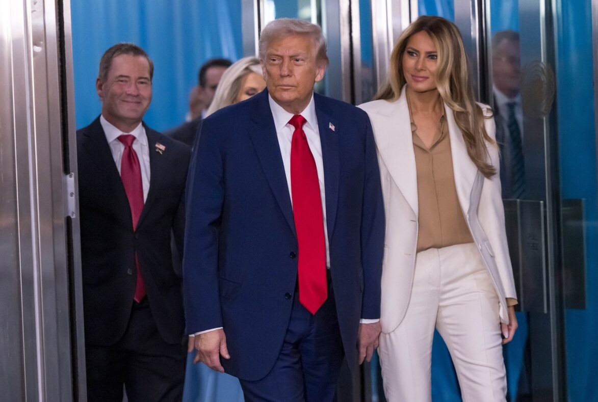 (Фото) Меланија Трамп привлече внимание во ОН во бела комбинација