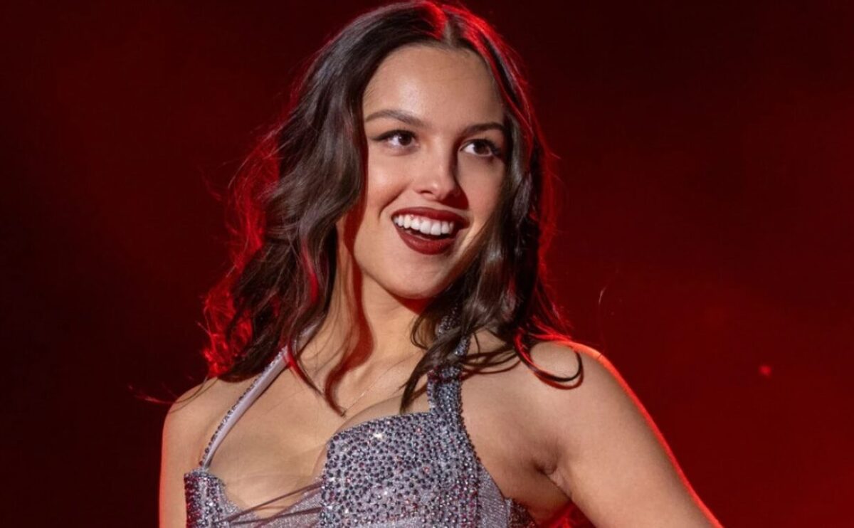 (Фото) Назад во 2000-тите: пејачката веќе го носи ова парче облека, а на жените навистина не им се допаѓа