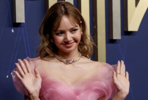 (Фото) Никој не го тргна погледот од неа поради нејзиниот неодолив фустан