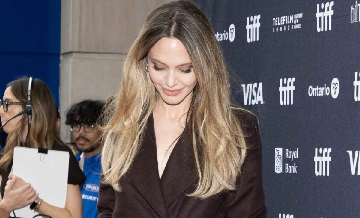 (Фото) Повторно ја покажа голата нога, а интернетот „експлодираше“