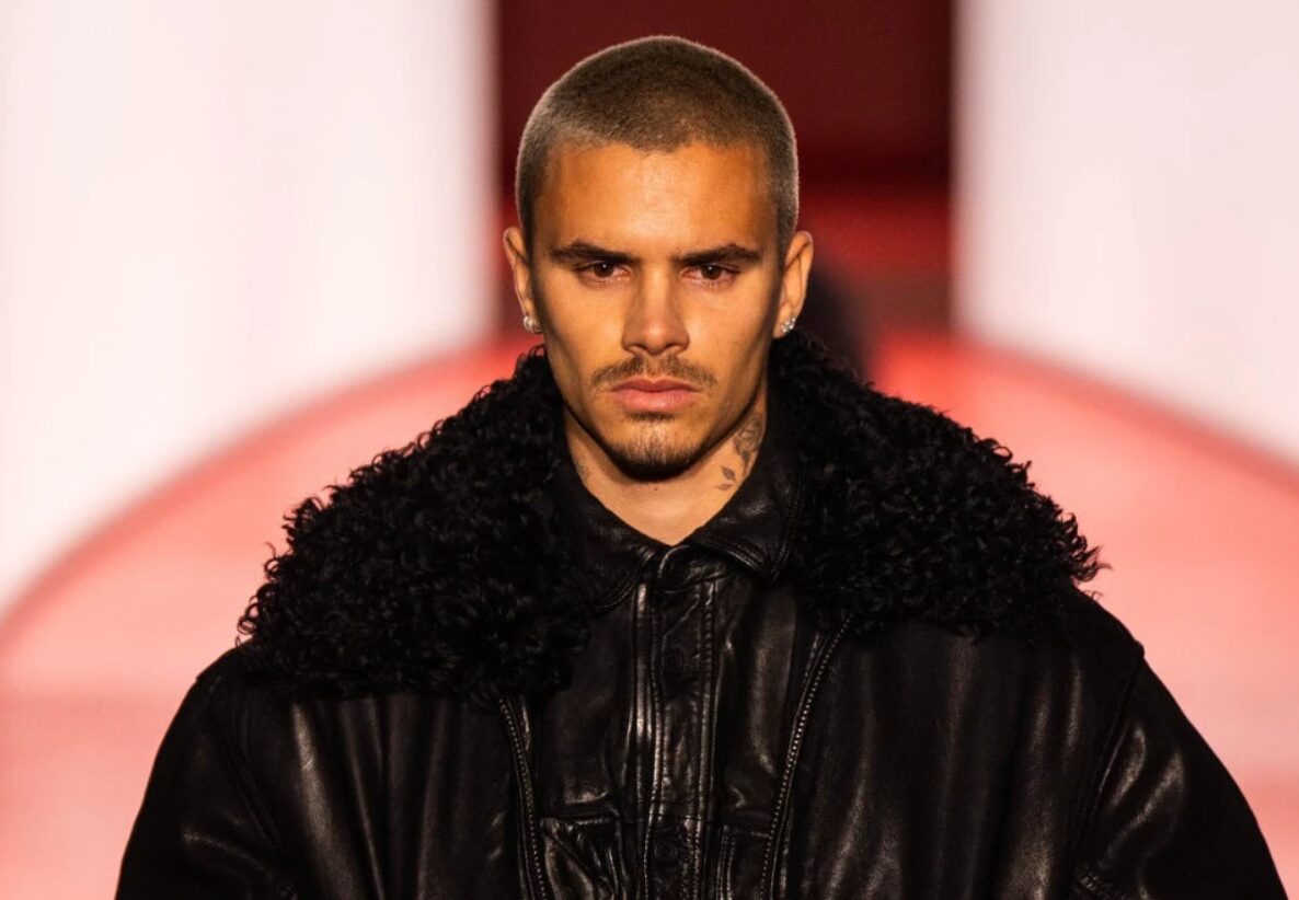 (Фото) Се откажа од фудбалот, но се истакна на модната писта: Ромео Бекам ја остави во сенка и Викторија